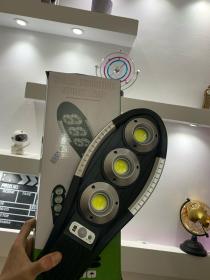 Lampadaire solaire étanche IP67 avec télécommande – مصباح خارجي